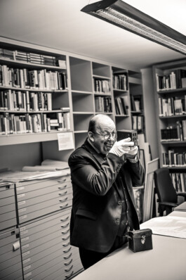 Denis Scheck mit der Box von Günter Grass